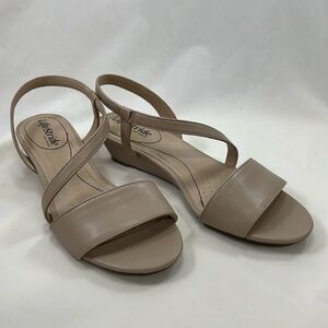 Lifestride “Yasmine” sandal